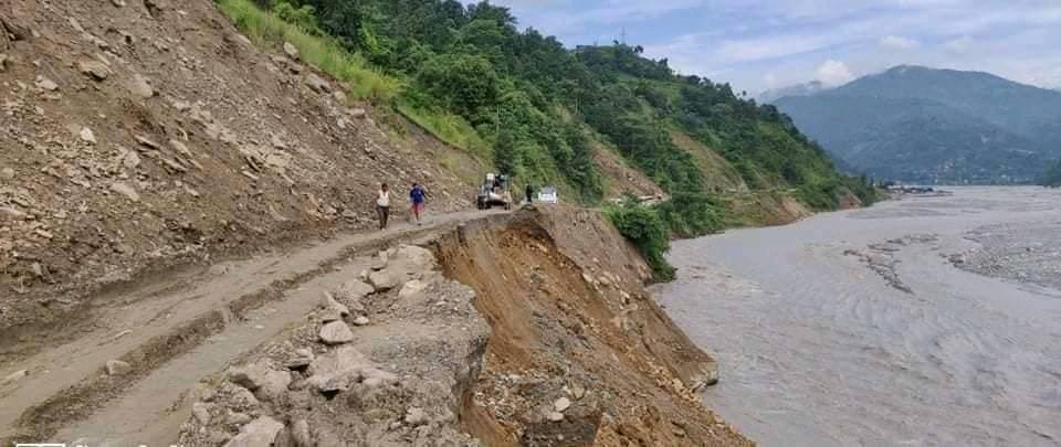 बाढीले मेलम्ची-हेलम्बु सडकखण्ड अवरुद्ध