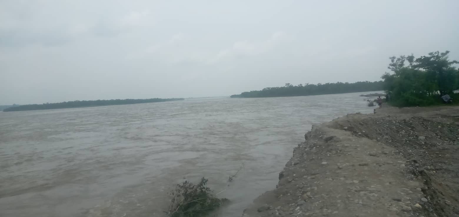 सप्तकोसी नदीमा पानीको बहाव निरन्तर बढ्दो, तटीय क्षेत्र जोखिममा