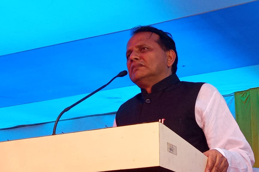 राजीनामा दिँदै मधेस प्रदेशका मुख्यमन्त्री राउत