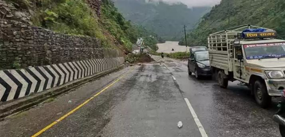 वर्षाका कारण पहिरो झर्दा मध्यपहाडी लोकमार्ग अवरुद्ध