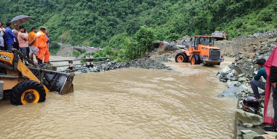 पहिरोले नारायणगढ-मुग्लिन सडक फेरि अवरुद्ध