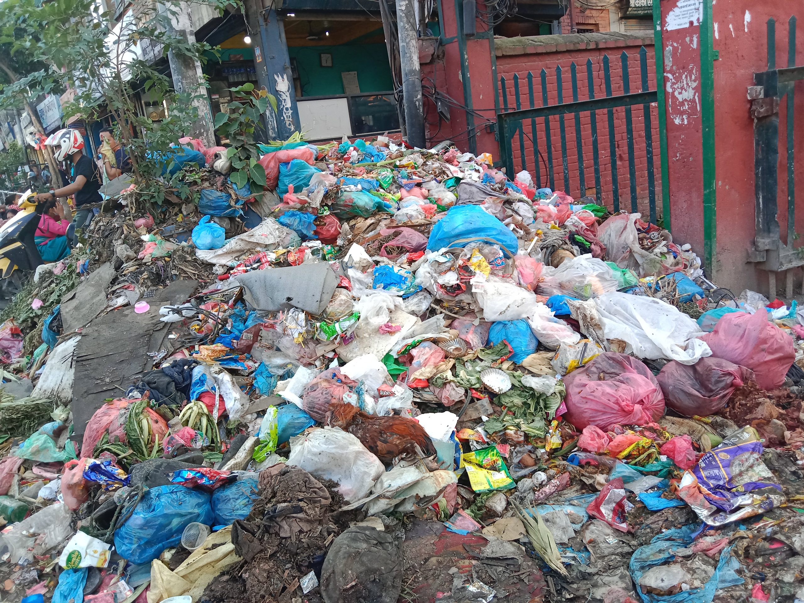 फोहाेरका कारण कालीमाटी तरकारी बजार प्रवेश गर्ने मुख्य प्रवेशद्वार बन्द