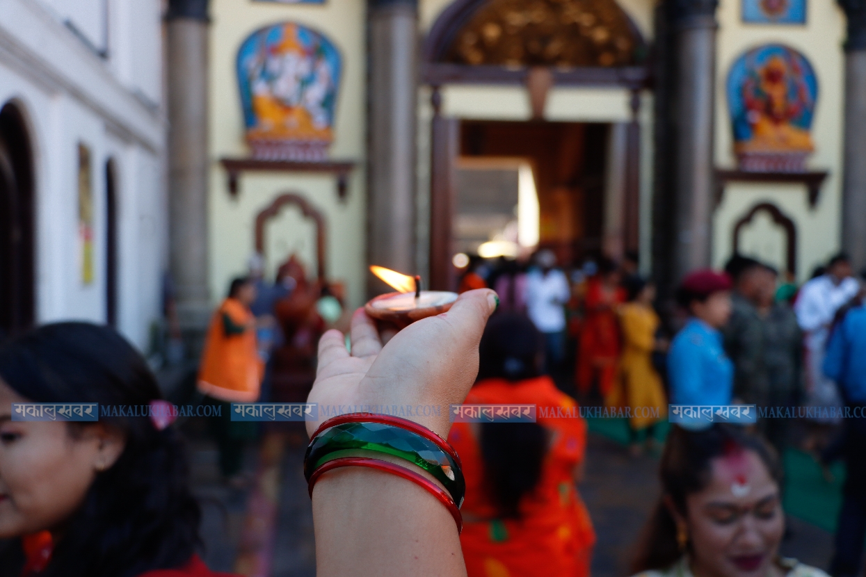 श्रावणको अन्तिम सोमबार पशुपतिनाथमा श्रद्धालुको घुइँचो (तस्बिरहरू)