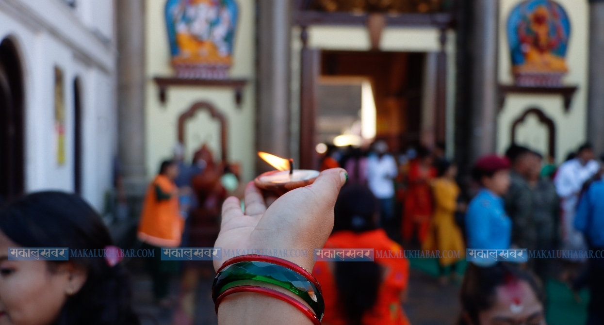 श्रावणको अन्तिम सोमबार पशुपतिनाथमा श्रद्धालुको घुइँचो (तस्बिरहरू)