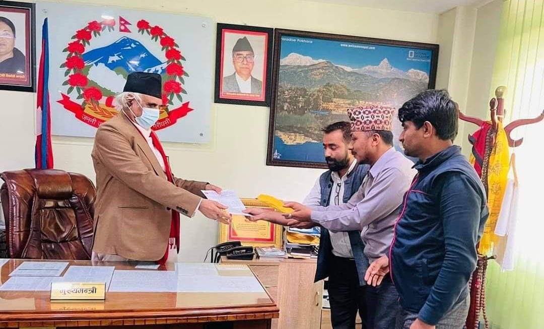 गण्डकी सरकारलाई अनेरास्ववियुकाे ७१७ रुपैयाँ दान, मुख्यमन्त्रीलाई बुझाइयो