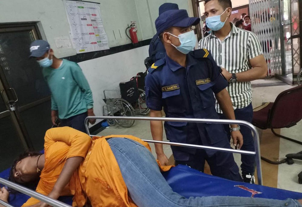पुलबाट हाम फालेकी महिलाको प्रहरीद्वारा उद्धार