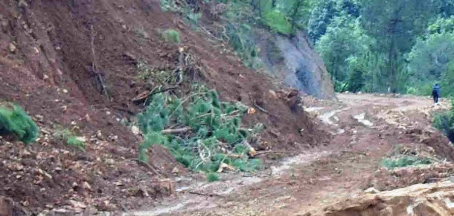 वर्षाले खोटाङका सबै ग्रामीण सडक अवरुद्ध