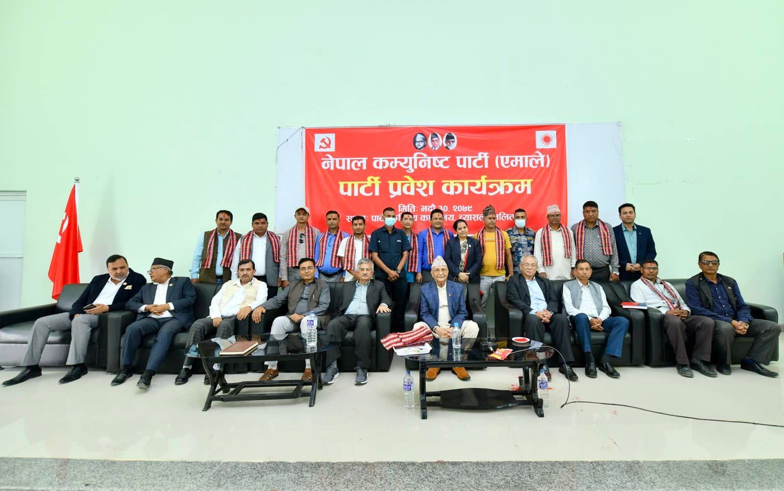 प्रचण्डलाई अँगालो हाल्दा छुरा रोपे, साधारण सदस्यबाट निष्कासन गरे : ओली