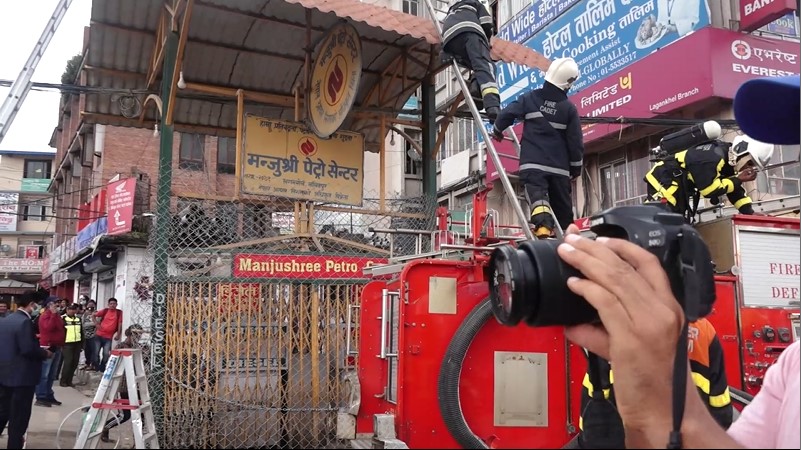 सरकारी जग्गामा बनाइएकाे पेट्राेल पम्प ललितपुर महानगरले गरिदियाे बन्द