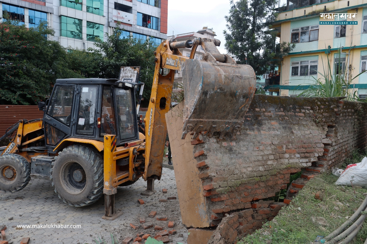 धोबीखोला मिचिएकाे  स्थानमा चल्याे बालेनकाे डाेजर (तस्बिरहरू)