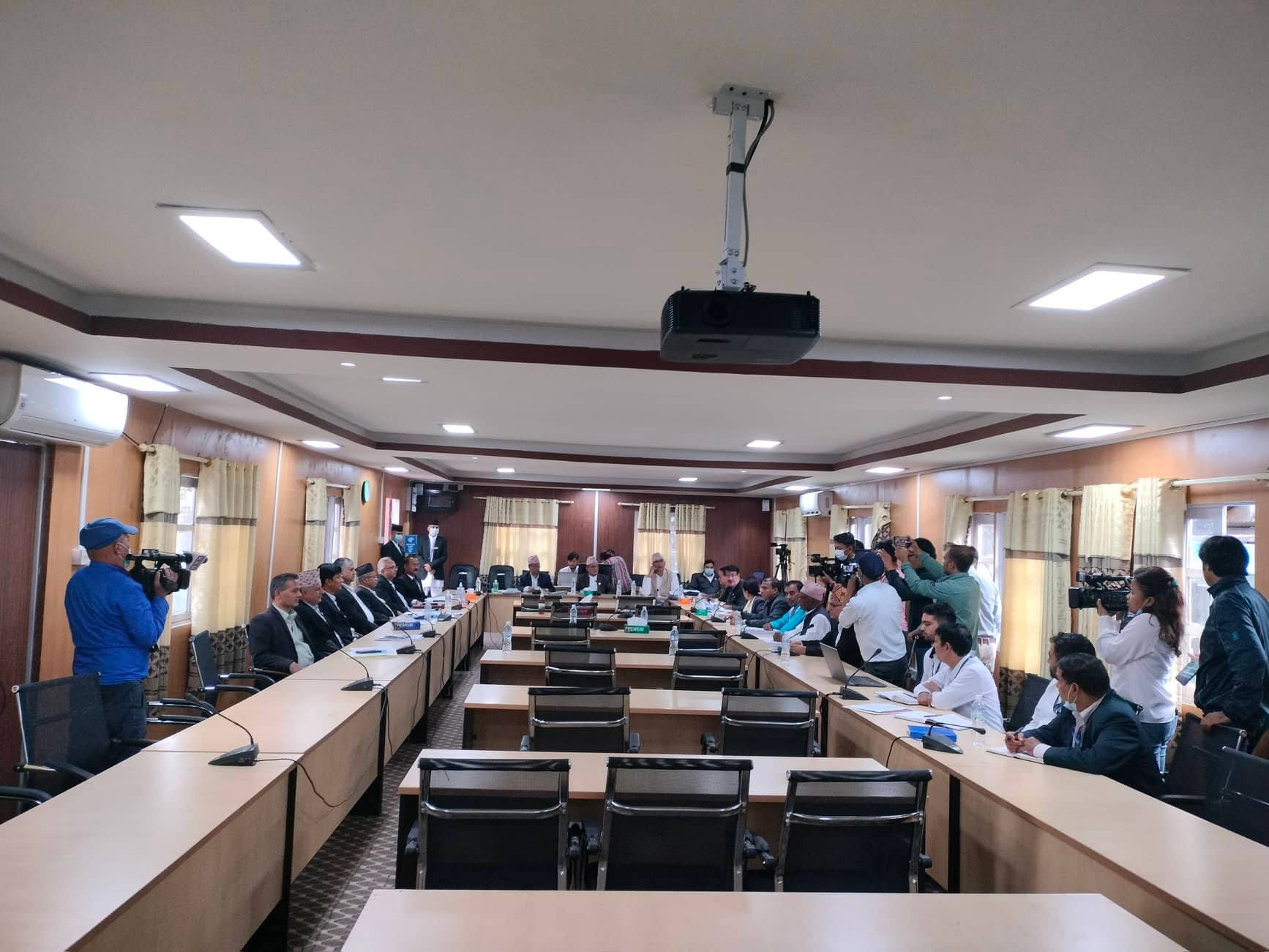 चोलेन्द्रले नाम लिएका वकिलहरूसँग समितिले थाल्याे छलफल