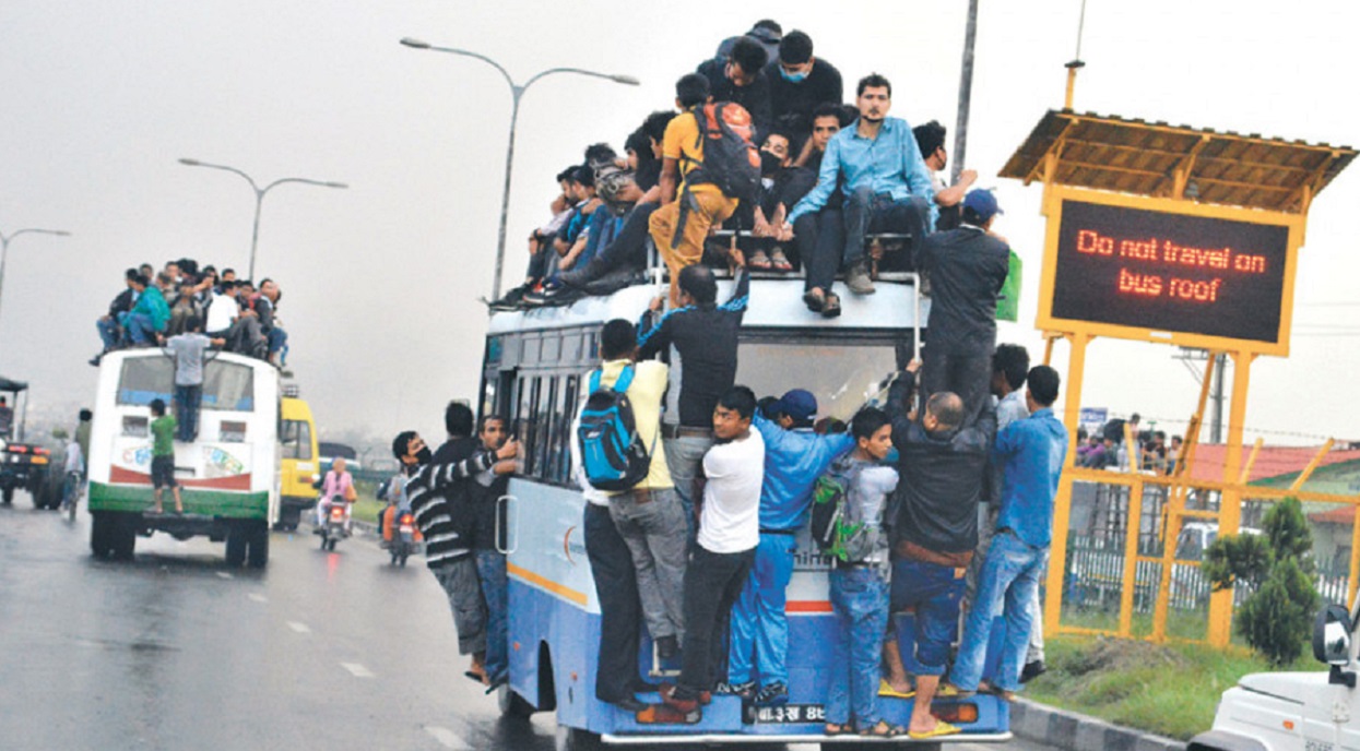 बसकाे छतमा र झुण्डिएर यात्रा गर्न नपाइने, दुर्घटना राेक्न यस्ता छन् सरकारका १४ निर्णय