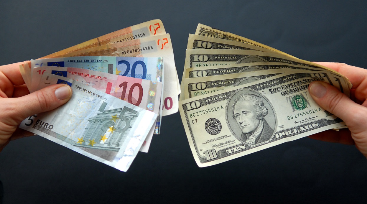 डलरको तुलनामा यूरो २० वर्षकै न्यून बिन्दुमा