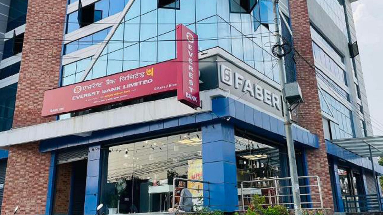 एभरेष्ट बैंकको बिर्तामोड शाखाको सेवा सुचारु