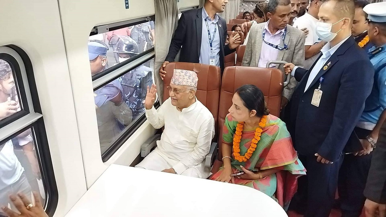 जनकपुरमा रेल चढे ओली, पूर्वमन्त्री अरगरियालाई एमालेमा भित्र्याउँदै