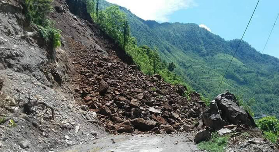 अविरल वर्षाले कर्णाली राजमार्ग अवरुद्ध