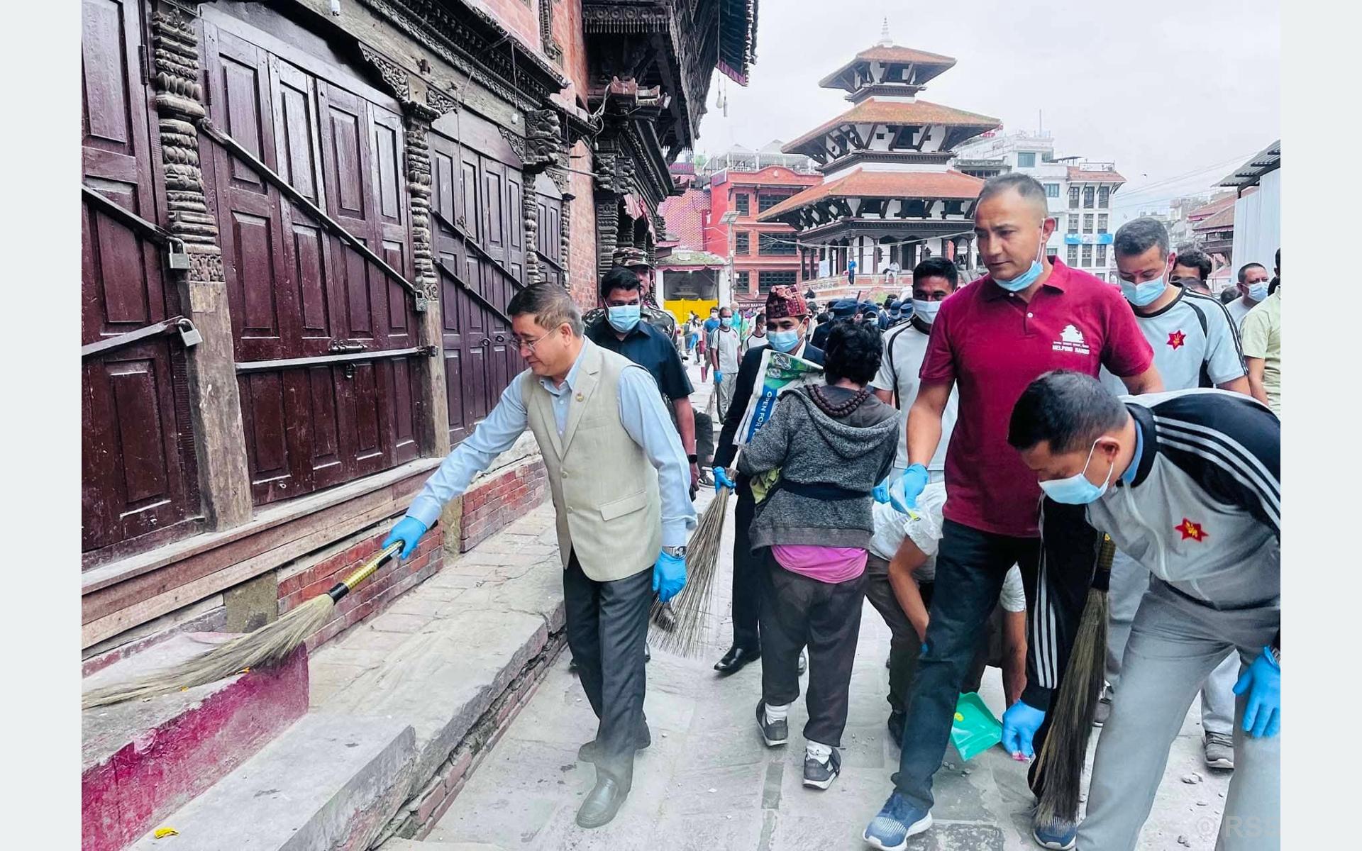 कुचो बोकेर सम्पदा सफाइमा निस्किए पर्यटनमन्त्री 
