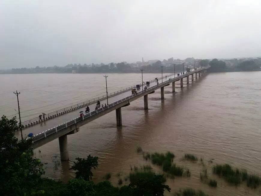 नारायणी नदीमा हाम्फालेर एक युवक बेपत्ता