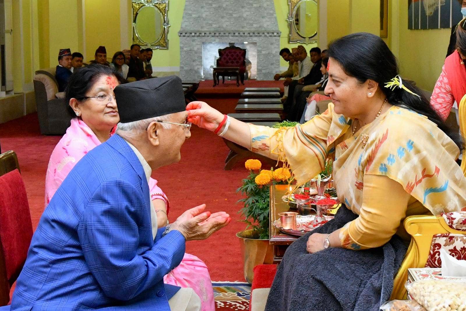 राष्ट्रपति भण्डारीले लगाइदिइन् एमाले अध्यक्ष ओली दम्पत्तिलाई दशैं टीका