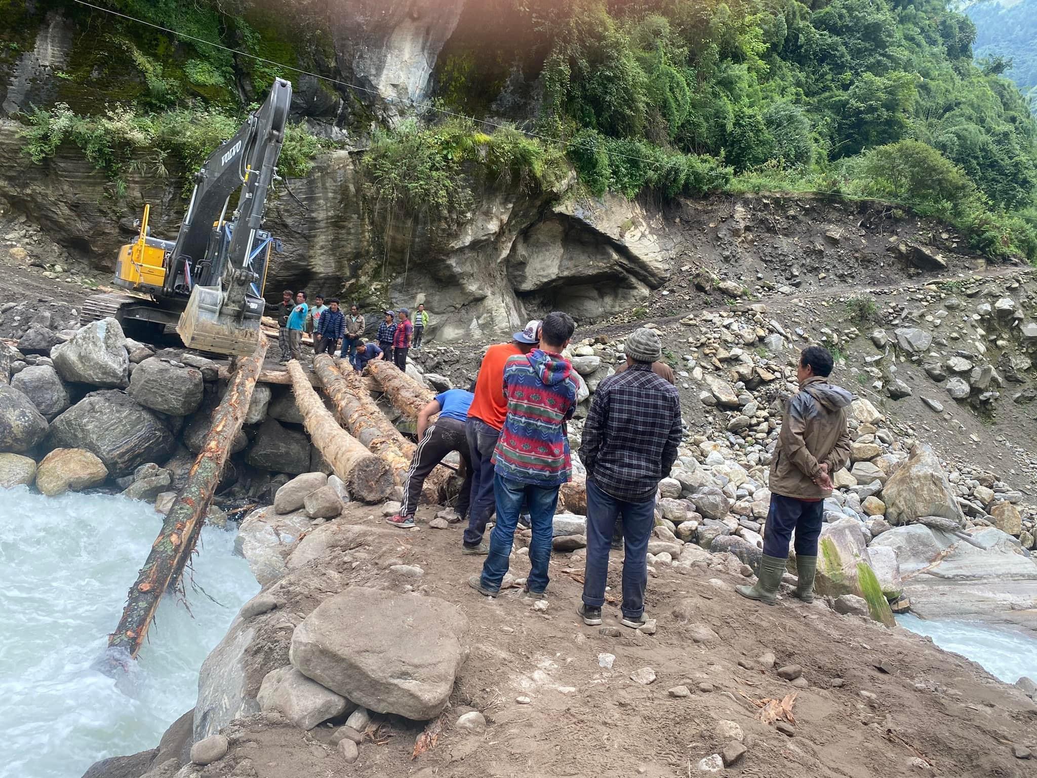 मनाङमा गाडी गुड्ने काठेपुल (तस्बिरहरू)