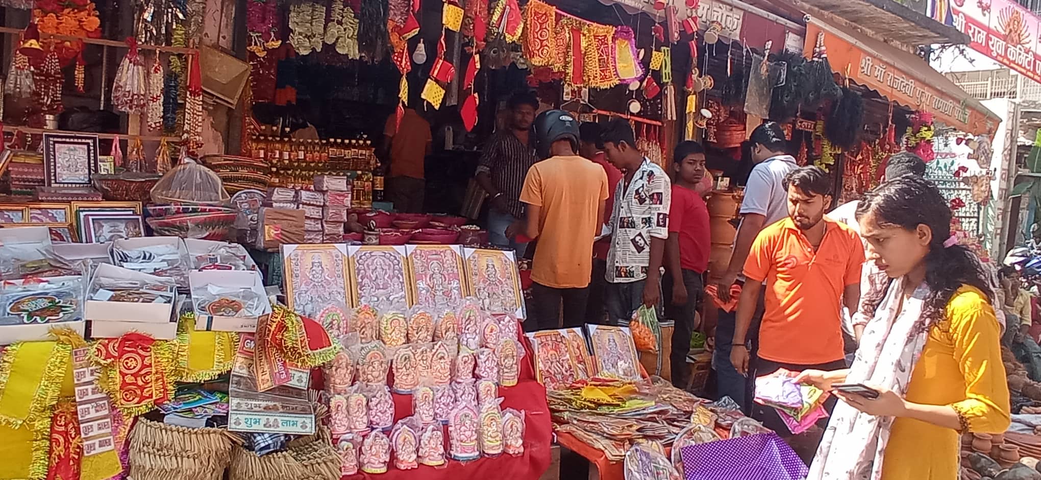 लक्ष्मीपूजाका लागि किनमेल गर्नेहरुको जनकपुरधाममा घुइँचो