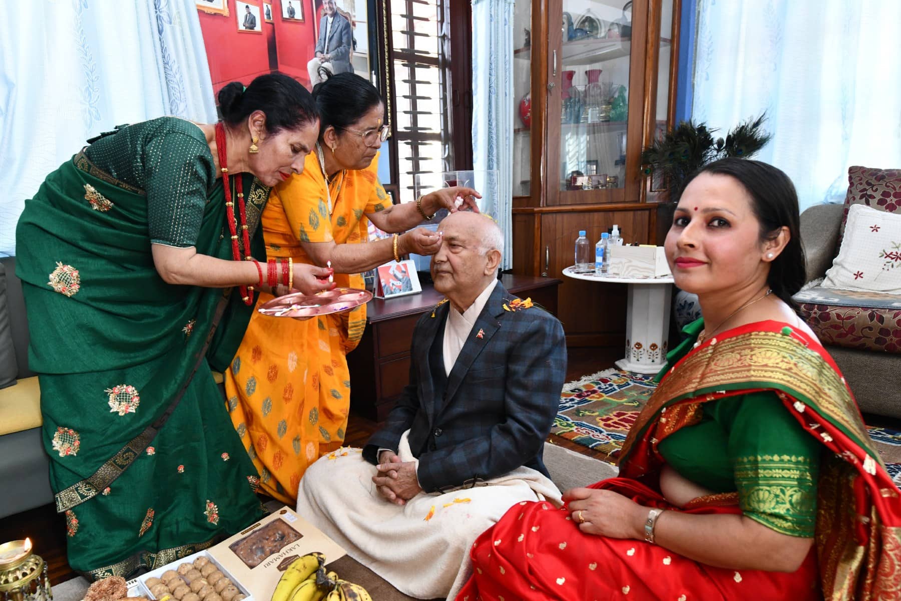 ओलीले ३ दिदीबहिनीसँग भाइटीका लगाए (फोटोसहित)