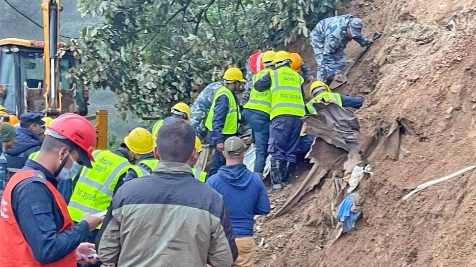 चन्द्रागिरिमा पहिरोले पुरिएर डेढ वर्षकी छोरीसहित दम्पतीको मृत्यु