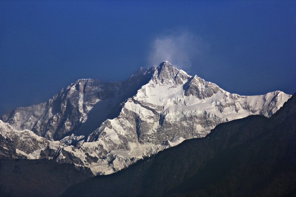 चाँदीजस्तै टल्किने कञ्चनजङ्घा हिमाल : जाने हैनत?