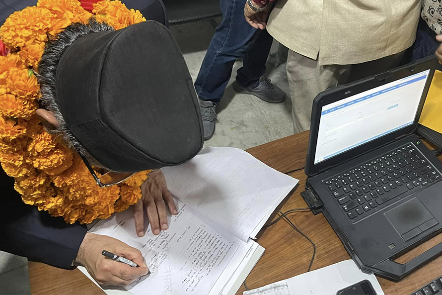 प्रचण्डले गराए गोरखा २ बाट उम्मेदवारी दर्ता