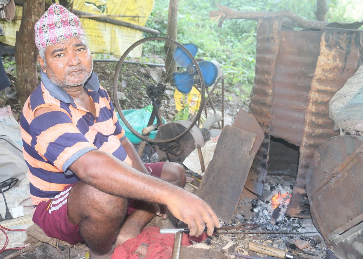 तनहुँका विश्वकर्माले बनाए विद्युत्बाट चल्ने स्वचालित घन