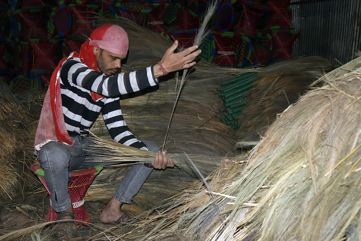 तिहारका लागि तयार अम्रिसोका कुचो (तस्बिरहरु)