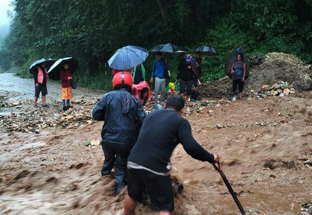 सडक अवरुद्ध हुँदा दसैँ मनाउन आएका गाउँमै रोकिए