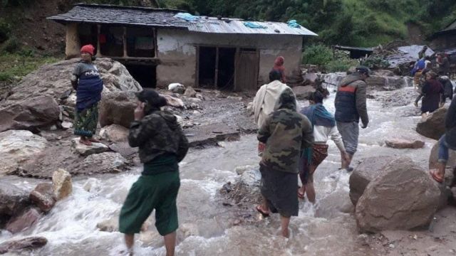 बागलुङका बाढीपीडित भन्छन्, ‘हाम्रो पीडा बुझ्नेलाई भोट’