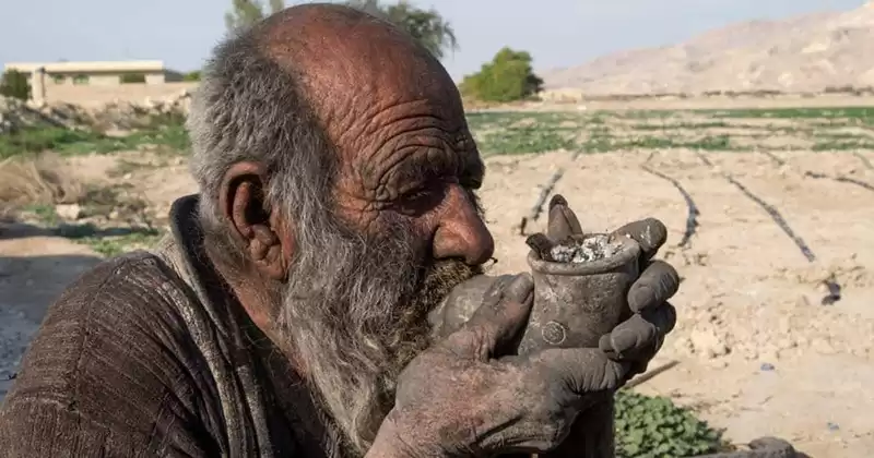 ५० वर्षसम्म ननुहाएका व्यक्तिको निधन
