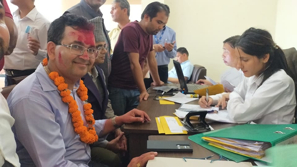 चितवन ३ : प्रचण्डले छोडेपछि डा. भोजराजको उमेदवारी दर्ता