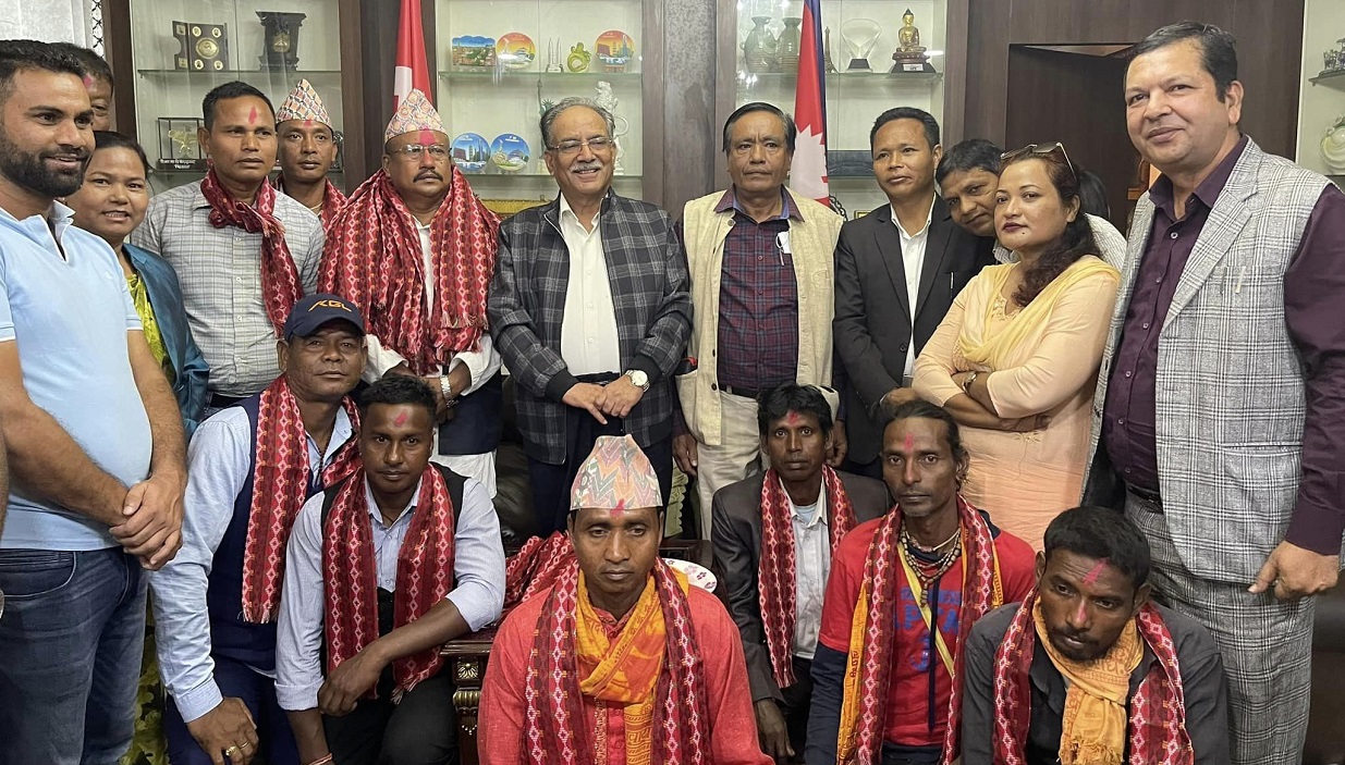 द्धारिकलालले त्यागे एमाले, प्रचण्डले गराए माओवादी प्रवेश