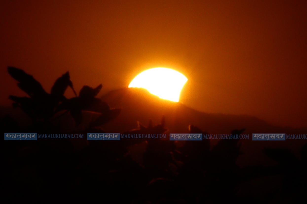 ग्रहणसँगै डुब्दै गरेको सूर्य (तस्बिरहरू)