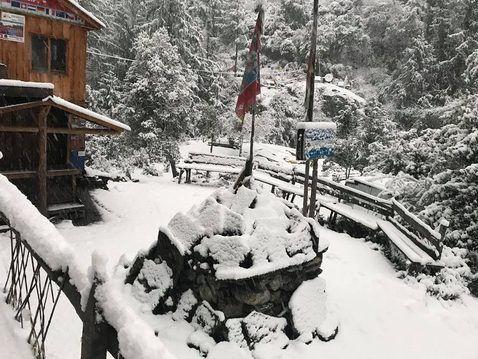 उत्तरी गोरखाको सामागाउँ क्षेत्रमा हिमपात, जोखिमलाई ख्याल गर्दै हेलिकप्टर तयारी अवस्थामा