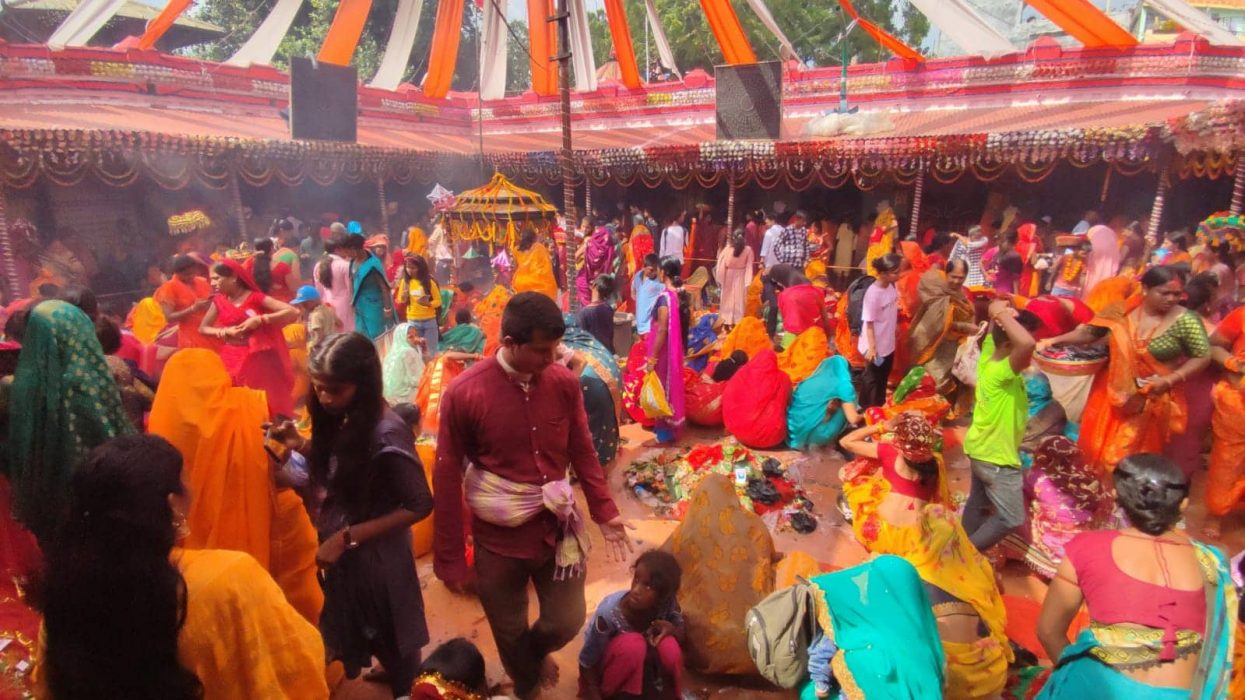 जनकपुरको राजदेवी मन्दिरमा ‘खोइछ’ भर्ने महिलाहरुको भीड (फोटो फिचर)
