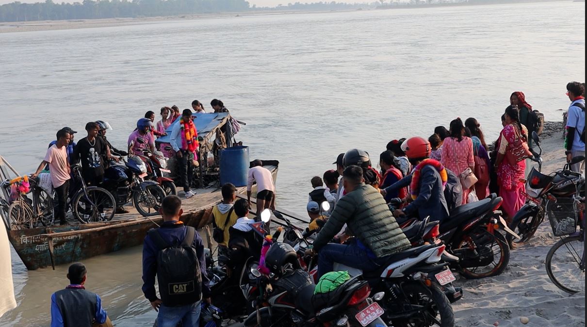 जोखिममा यात्रा, डुङ्गाको भरमा नदी तर्नुपर्ने बाध्यता