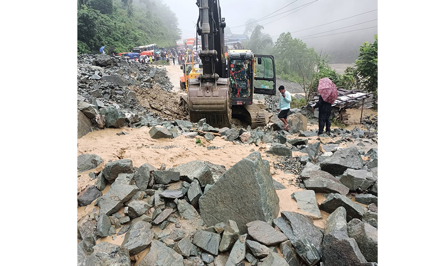 त्रिभुवन राजपथको बाह्र घुम्तीमा पहिरो, हेटौँडा-काठमाडौँ यातायात अवरुद्ध
