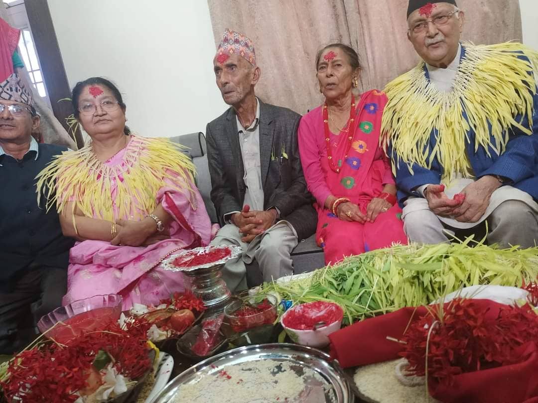 नेकपा एमालेका अध्यक्ष केपी ओली द्वारा बुवाको हातबाट टिका ग्रहण (तस्बिरसहित)