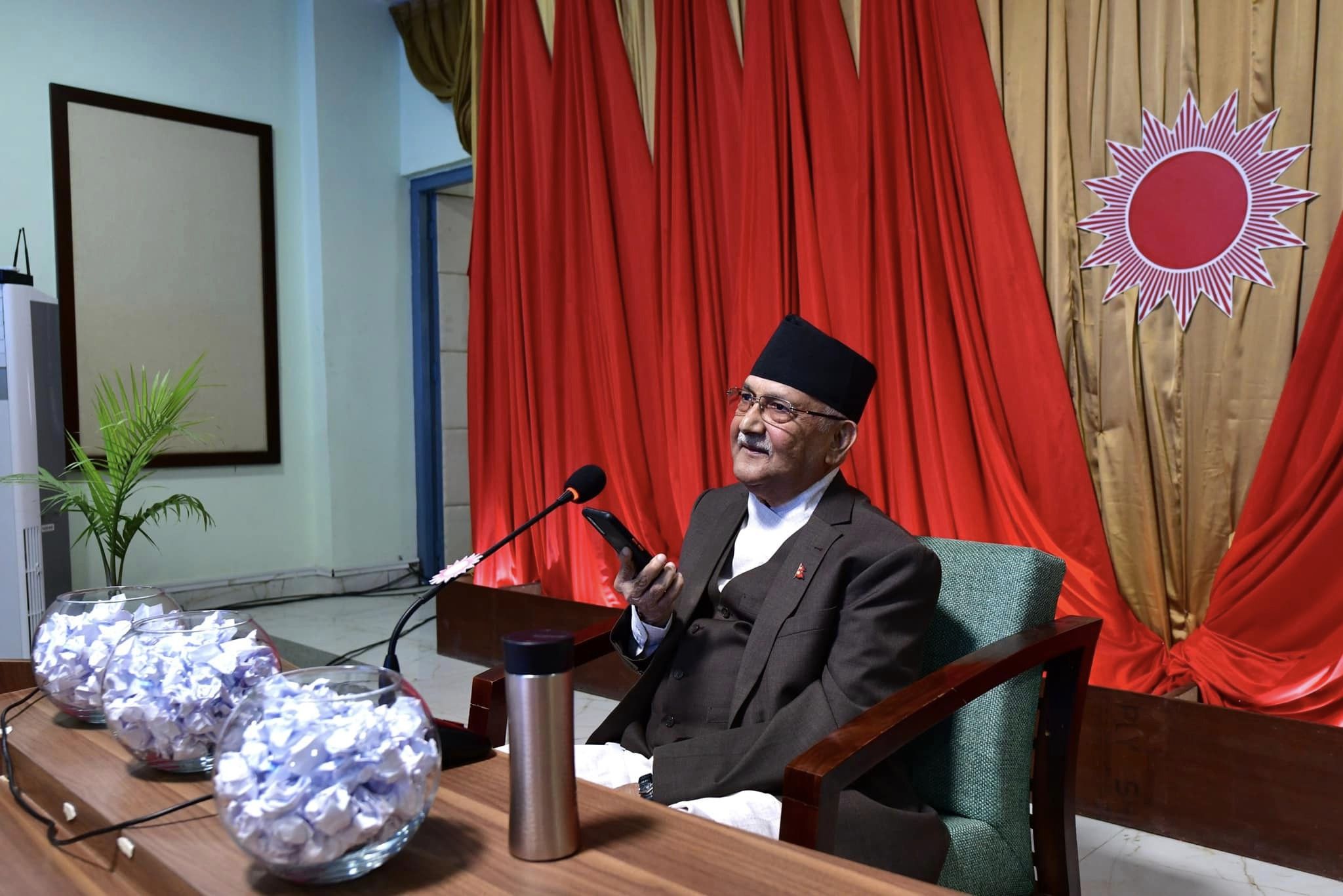 टेलिफोनमा सर्वसाधारणलाई केपी ओलीले भने- बालुवाटारमा अलिक पछि भेट हुन्छ (भिडिओ)