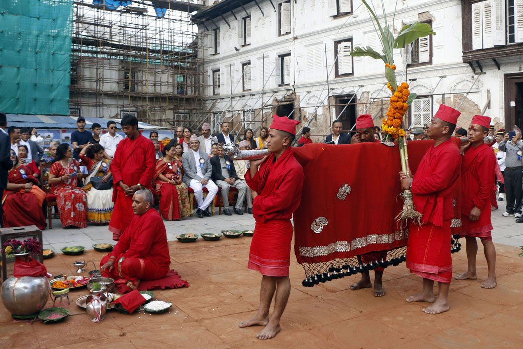 आज दसैँको सप्तमी: शुभ साइतको प्रतीक फूलपाती भित्र्याइँदै