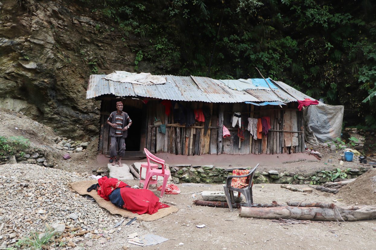 आठ जना आफन्त गुमाएका दर्जी परिवार : ज्योतिषीले घरमा राक्षसले बास गरेको छ भनेपछि नौ वर्षदेखि सडकमा