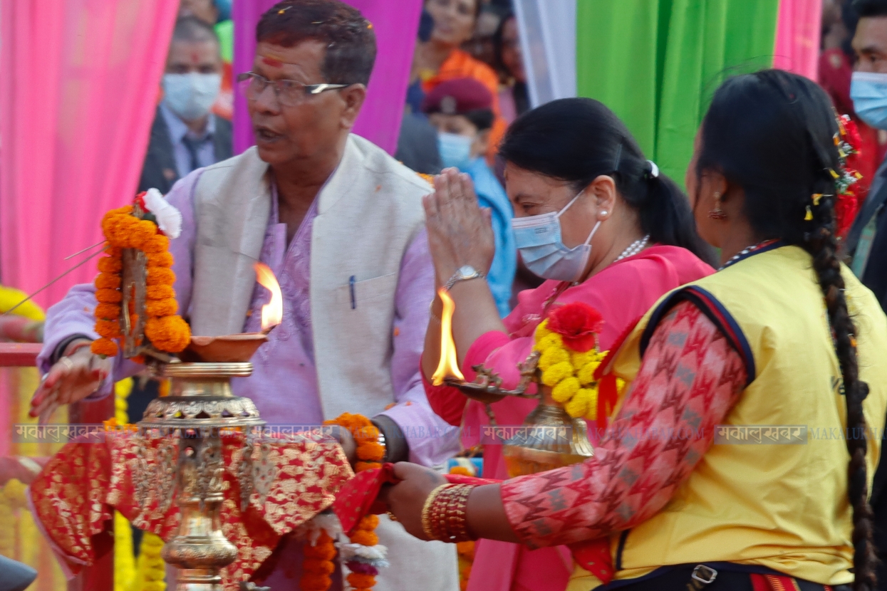 राष्ट्रपतिद्वारा छठ अवलोकन र पूजा (तस्बिरहरू)