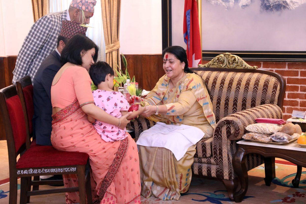 तस्बिरमा राष्ट्रपति भण्डारीको दसैँ