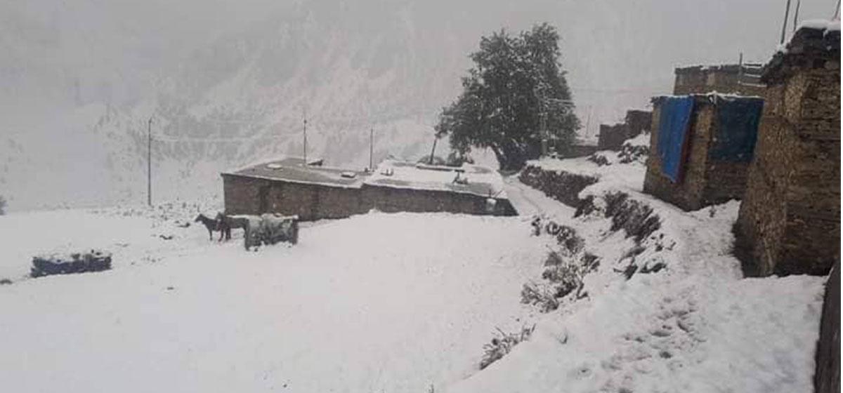 मनाङमा हिमपात, पर्यटकलाई सुरक्षित स्थानमा बस्न आग्रह