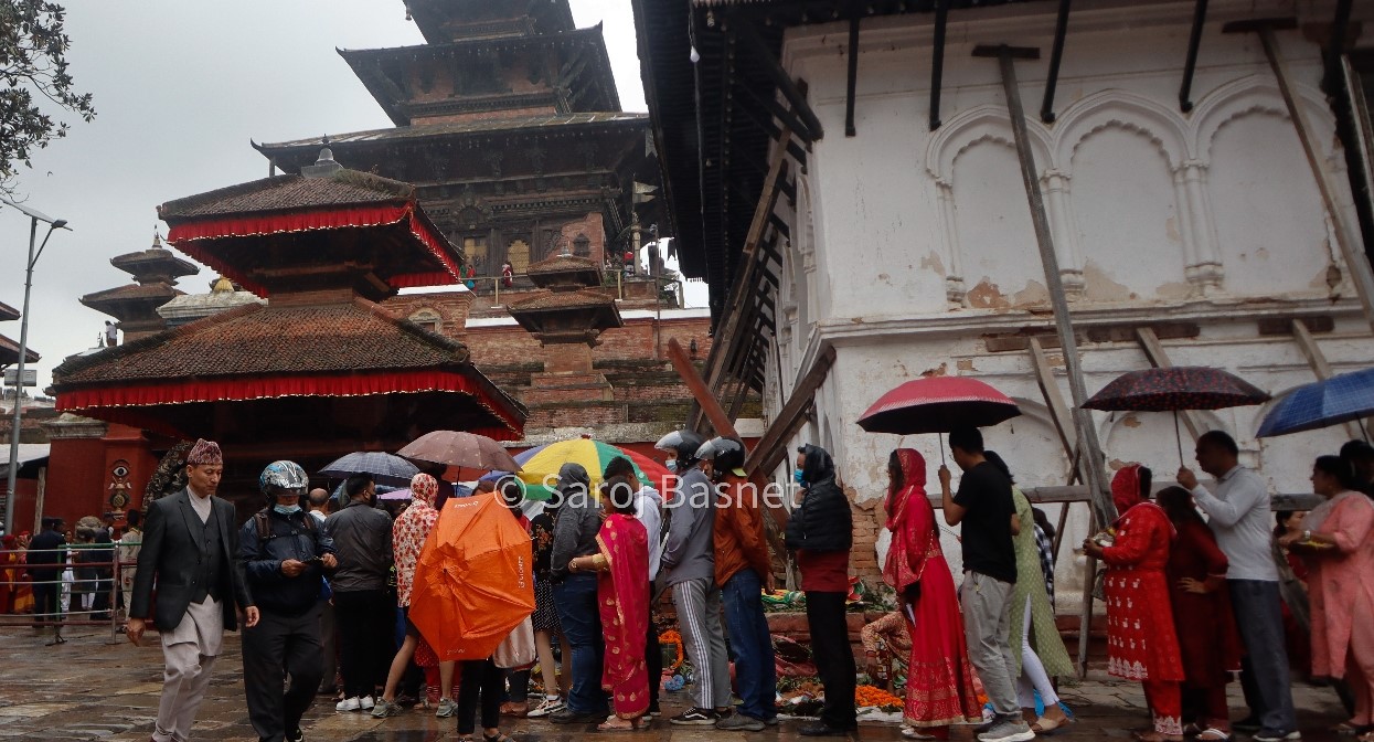 वर्षको एकदिन मात्र खुल्ने ‘तुलजा’ भवानीमा श्रद्धालुको घुइँचो (फोटो/भिडिओ)