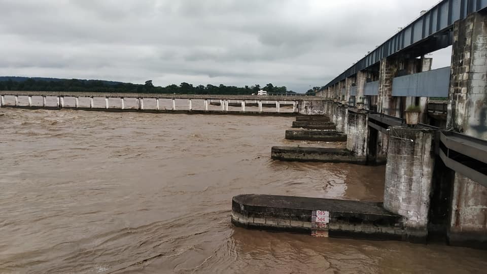 बहाव बढेपछि गण्डक ब्यारेजका २२ ढोका खोलियो